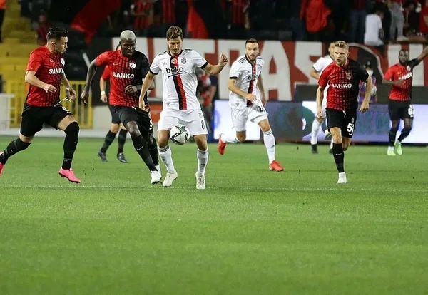 salih-ucan-besiktasa-veda-ediyor-yeni-adresi-basaksehir-1643235616775.jpg Salih Uçan Beşiktaş'a veda ediyor! Yeni adresi Başakşehir - 2