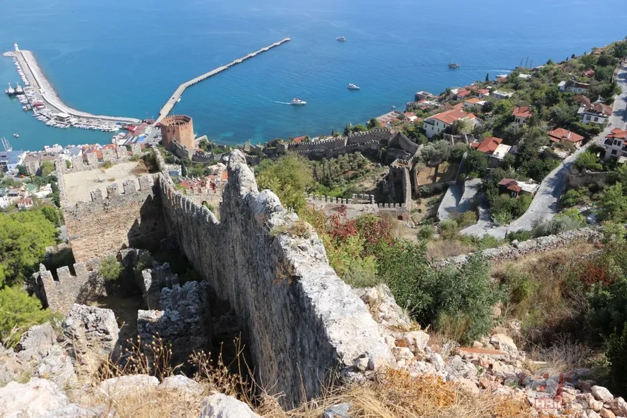 Alanya Kalesi'nde skandal görüntüler! Tarihi surları delip atık suyu boşaltmış 14