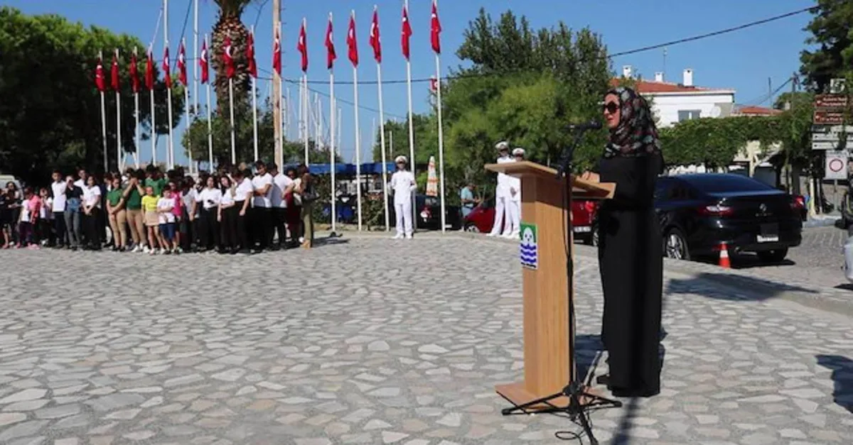 İzmir'deki 'Gaziler Günü' töreninde skandal protesto! Sunuculuğu başörtülü öğretmen yapıyor diye töreni terk ettiler...