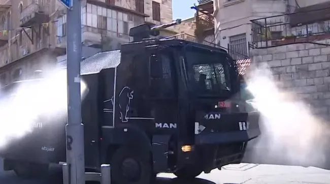 namaza-gelenlere-bombali-saldiri-israilin-zulmu-canli-yayinda-1699610126290.jpg Namaza gelenlere bombalı saldırı! İsrail’in zulmü canlı yayında - 2