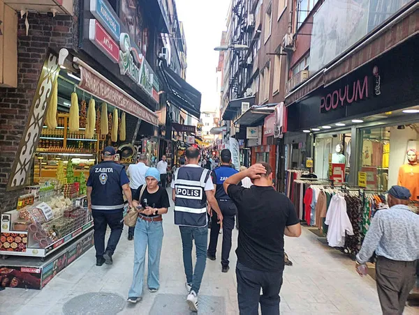 istanbul-valisi-davut-gul-duyurmustu-dugmeye-basildi-dilendirilen-83-cocuk-muhafaza-altina-alindi-1691476327231.jpg İstanbul Valisi Davut Gül duyurmuştu! Dilendirilen 83 çocuk muhafaza altına alındı - 1