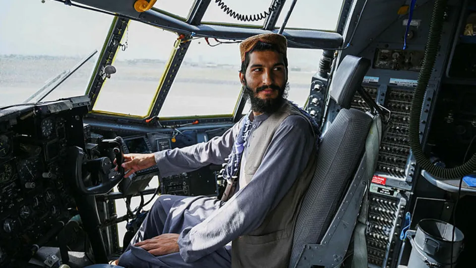 ABD'nin korktuğu başına geldi! Taliban milyonlarca dolarlık silahları ele geçirdi