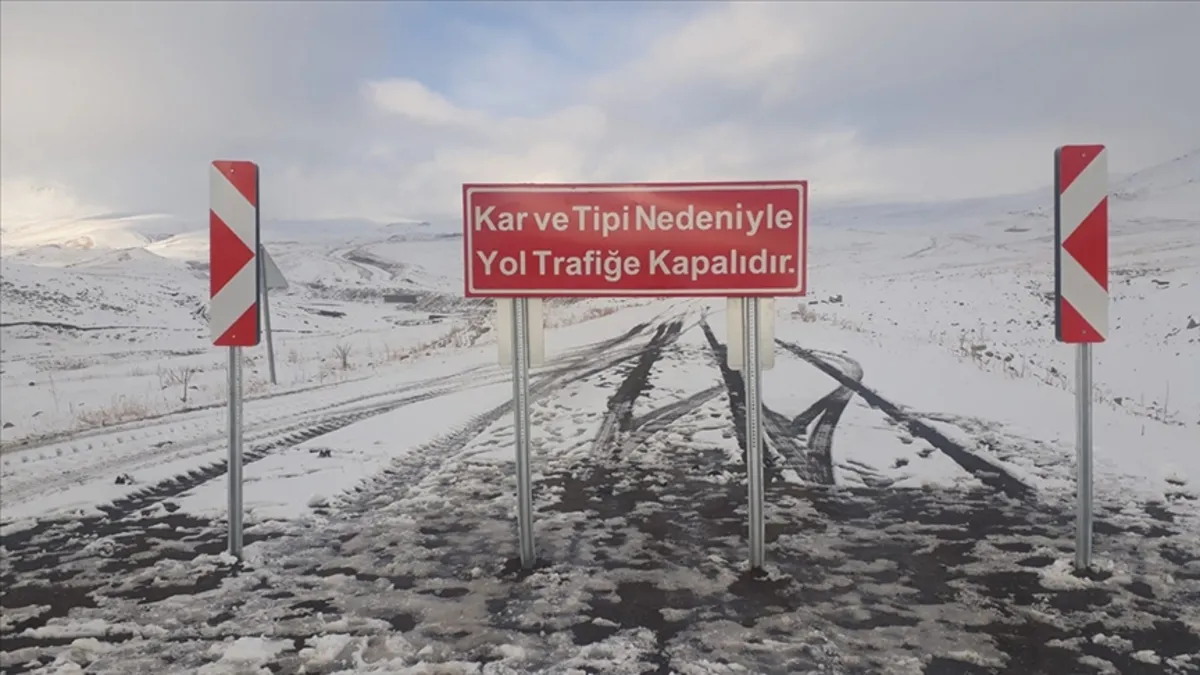 Kars-Göle kara yolu ulaşıma kapatıldı