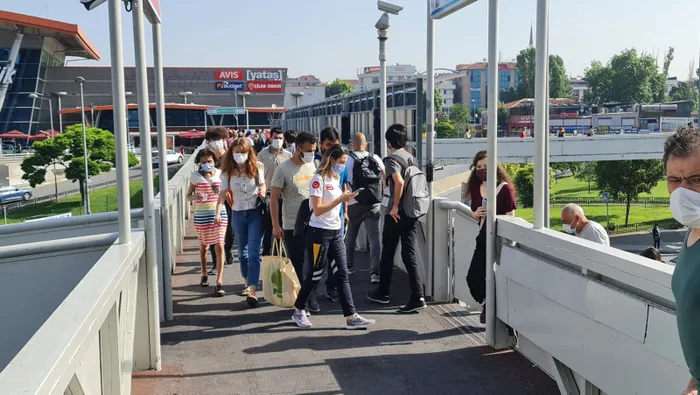 Son dakika: İstanbul'da kısıtlamalar sona erdi! Normalleşmenin ilk gününde toplu ulaşımda ve trafikte yoğunluk yaşandı - 4