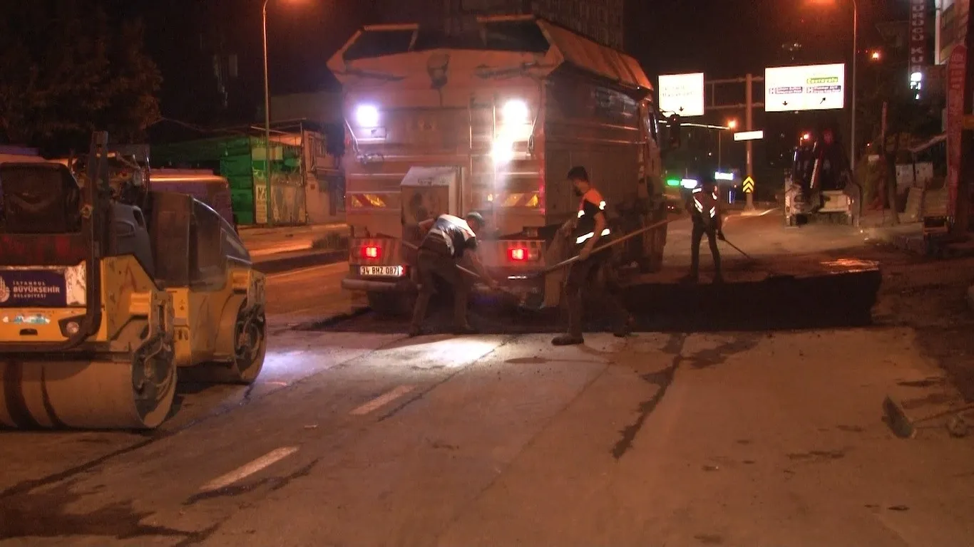 CHP'li İBB gece yarısı asfalt çalışması yaptı! Vatandaş isyan etti: Herkes sabah işe gidecek