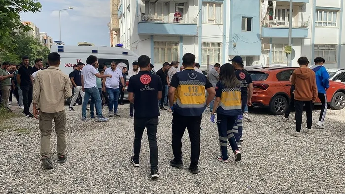sokak-ortasinda-silahli-ve-bicakli-kavga-4-yarali-1716821100450.jpg Sokak ortasında silahlı ve bıçaklı kavga: 4 yaralı - 1