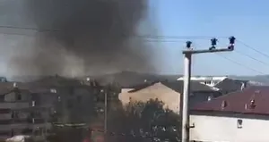 Evlerin bitişiğinde çıkan yangın korkuttu