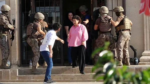Antalya'da bankada gerçekleşen rehine krizi sona erdi: Banka müdürü ve çalınalar kurtarıldı! Zanlı gözaltında - 6