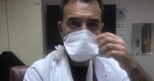 Sarhoş hasta doktoru dövdü