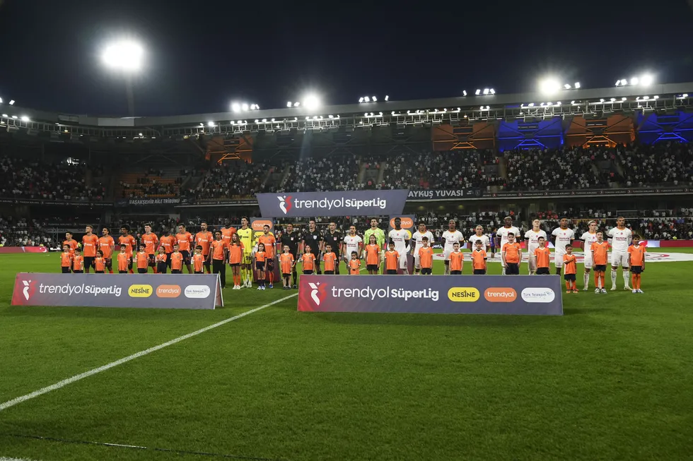 canli-anlatim-basaksehir-galatasaray-1788546998801.jpg Gol düellosunda son söz Aslan'ın! Başakşehir 2-3 Galatasaray - 5