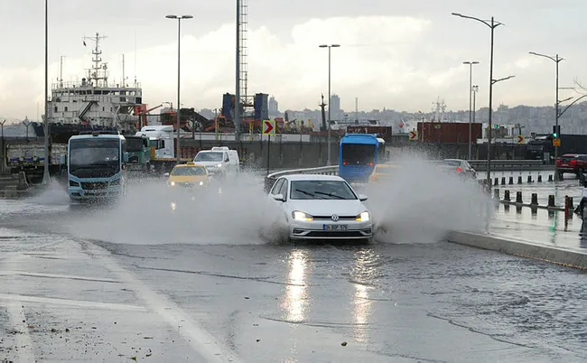 Valilik ve AKOM vatandaşları uyardı: Şiddetli yağış devam edecek dikkatli olun