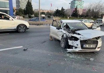 Cep telefonuyla konuşurken kaza yaptı