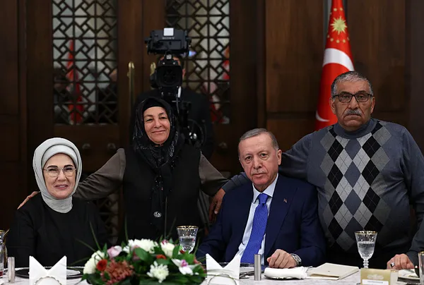 baskan-erdogan-sehit-aileleri-ile-iftar-programinda-konustu-85-milyon-tek-yurek-tek-bilek-1710193869859.jpg Başkan Erdoğan "Şehit Aileleri ile İftar" programında konuştu: 85 milyon tek yürek tek bilek! - 7