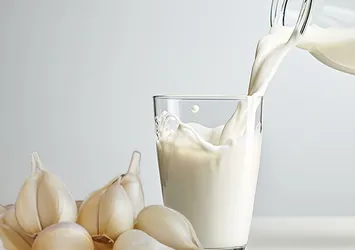 Sütün içine 10 diş ekleyin! Her derde deva sarımsaklı süt tarifi...