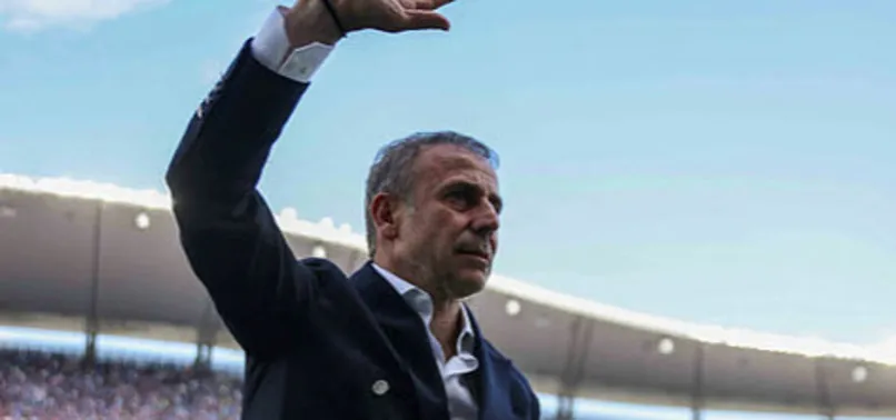 Trabzonspor'un şampiyon hocası Abdullah Avcı ekibiyle poz verdi! Başarıya birlikte ulaştık