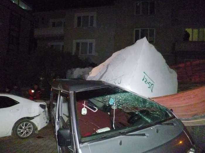 Bilecik'te freni boşalan TIR panik yarattı! 3 araca ve apartman duvarına çarptı - 4
