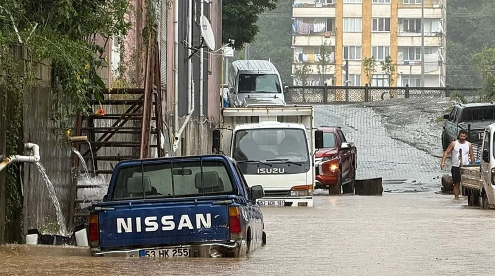 Rize'de dereler taştı araçlar suya gömüldü