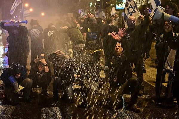 Tel Aviv’de Netanyahu’ya istifa çağrısı! Yüzlerce vatandaş sokaklara döküldü: Herkes biliyor ki sen suçlusun