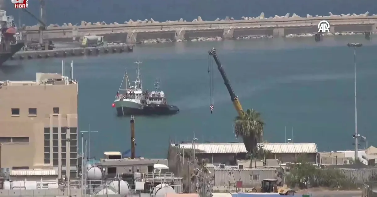 Katil İsrail'in uluslararası sularda alıkoyduğu Hanzala gemisi Aşdod Limanı'na getirildi