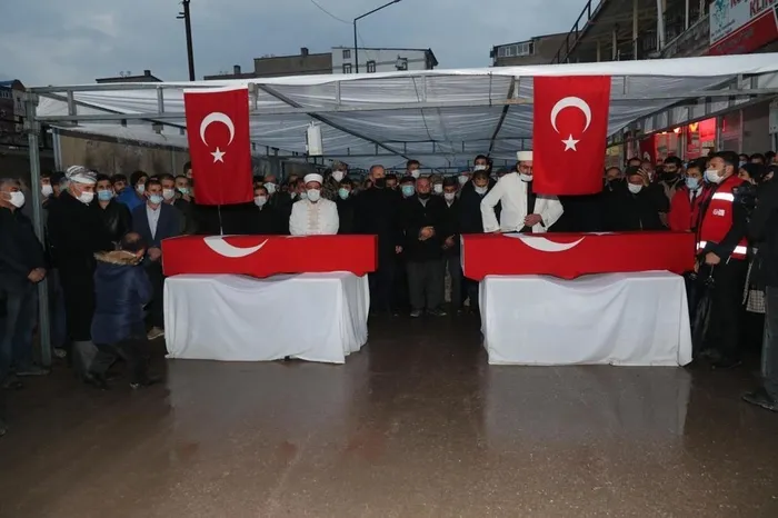 İşçilerin cenazesine katılmayan HDP'den uyuşturucu kuryesinin ailesine destek ziyareti! Vatandaşlar büyük tepki gösterdi - 4