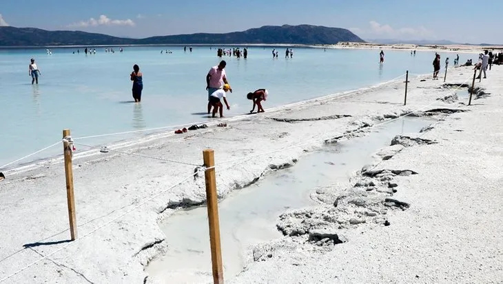 Salda Gölü’nde istenmeyen manzara: Derin çukurlar oluştu! Güvenlik teyakkuza geçti