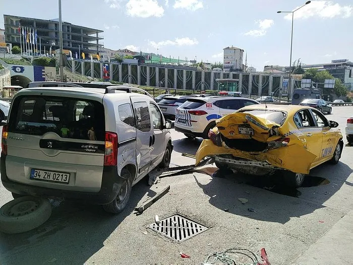 1720340877781.jpeg Pendik'te zincirleme kaza! 3 araca çarptı durağa daldı: 1 yaralı - 3