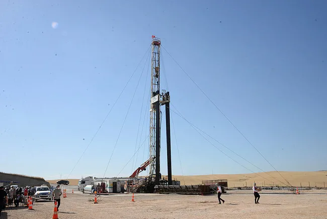 diyarbakirda-petrol-yok-diyerek-beton-dokulup-kapatilan-kuyudan-petrol-akiyor-1622792910943.jpg Diyarbakır'da "petrol yok" diyerek beton dökülüp kapatılan kuyudan petrol akıyor - 4
