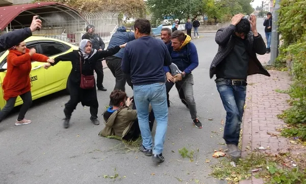 kayseride-kiraci-ve-ev-sahibi-kavgasi-ortalik-savas-alanina-dondu-1667985308775.jpg Kayseri’de kiracı ve ev sahibi kavgası! Ortalık savaş alanına döndü - 6