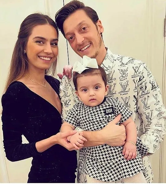 Mesut Özil’den Amine Gülşe’nin annesine 12 milyon TL’lik jest