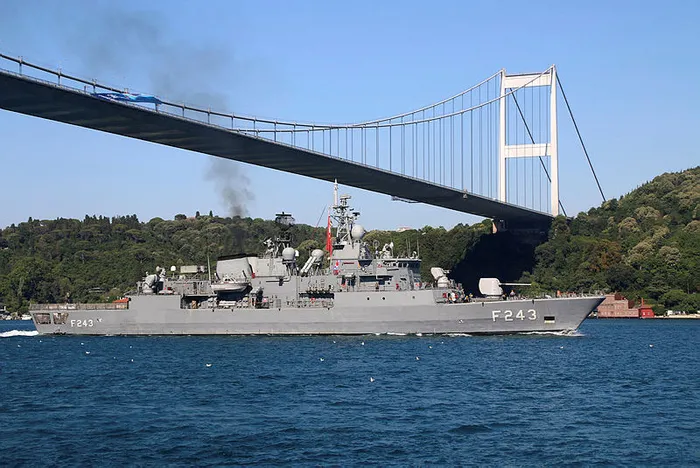 NATO tatbikatinden dönen savaş gemileri peş peşe Boğaz'dan geçti - 1