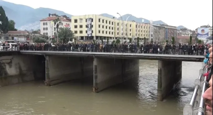 Hatay'da Asi Nehri'ne atlayan kadını itfaiyeciler kurtardı - 3