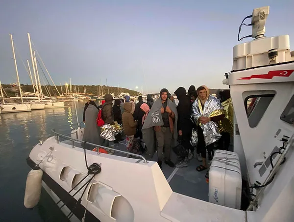 İzmir'de 103 kaçak göçmen yakalandı - 2