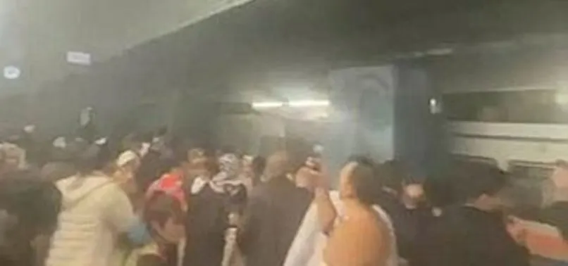 CHP'li İmamoğlu'na vatandaşlardan büyük protesto! Metro istasyonu dumanlarla kaplandı CHP'li İmamoğlu'na vatandaşlardan büyük protesto! Metro istasyonu dumanlarla kaplandı