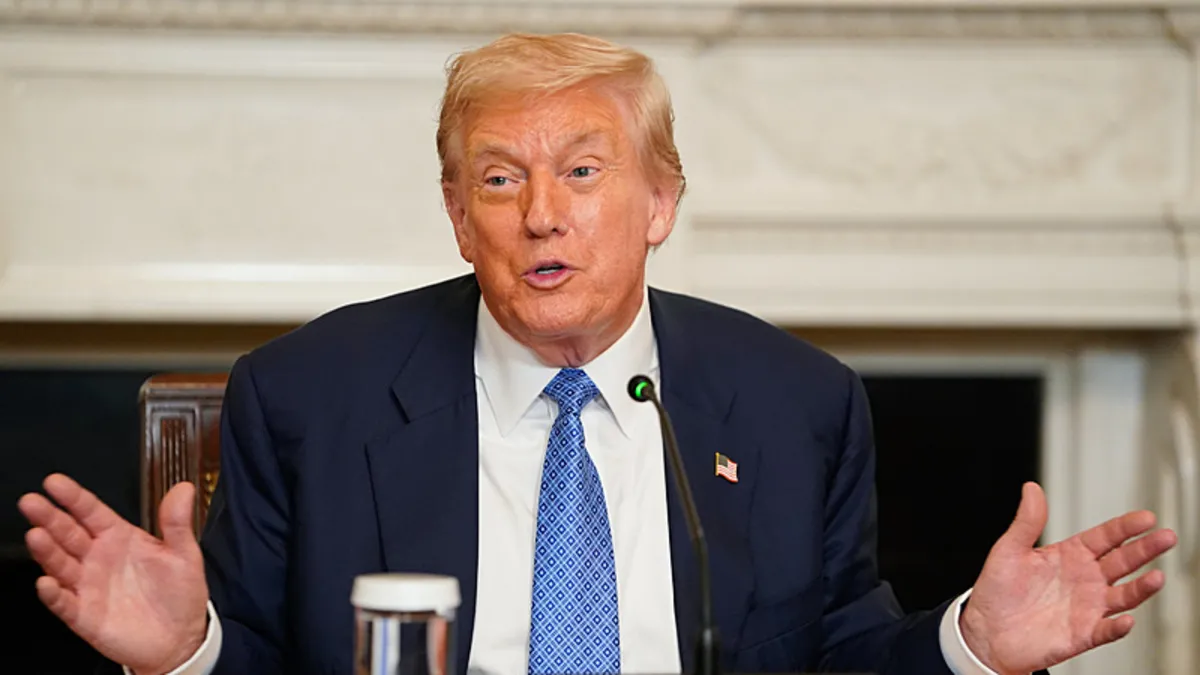 Trump evsizlerin fotoğrafını çekti: "Evsizler derhal taşınmalı"