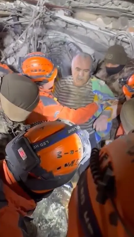 Kahramanmaraş'ta 50 saat sonra enkazdan Allah'ın selamıyla çıktı - 1
