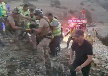 Muğla'da yanan ağaç ekiplerin üzerine devrildi: İki orman işçisi hastaneye kaldırıldı