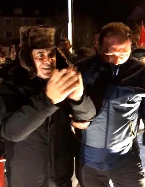 chpli-ardahan-belediye-baskani-faruk-demirden-buyuk-skandal-ataturk-anitina-yapilan-provokasyonu-kinamaya-sarh-1644141649106.jpeg CHP'li Ardahan Belediye Başkanı Faruk Demir'den büyük skandal! Atatürk Anıtı'na yapılan provokasyonu kınamaya sarhoş geldi - 4