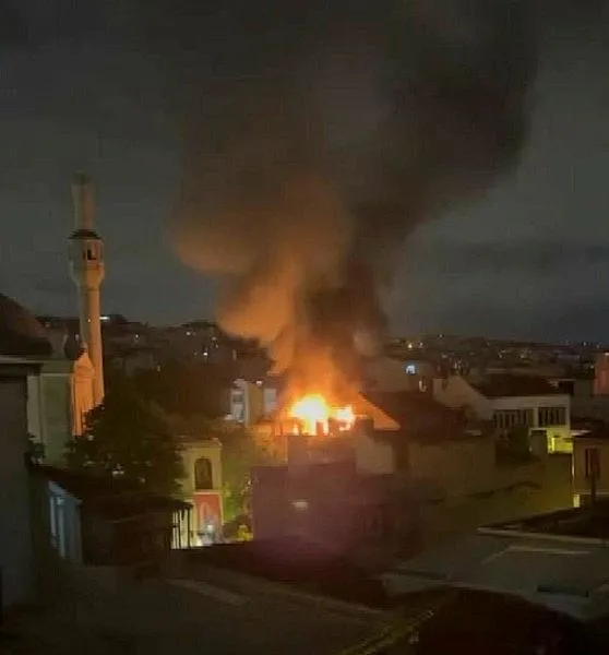 1716866733214.jpeg İstanbul Beyoğlu'nda korkutan yangın! Alevler geceyi aydınlattı - 1