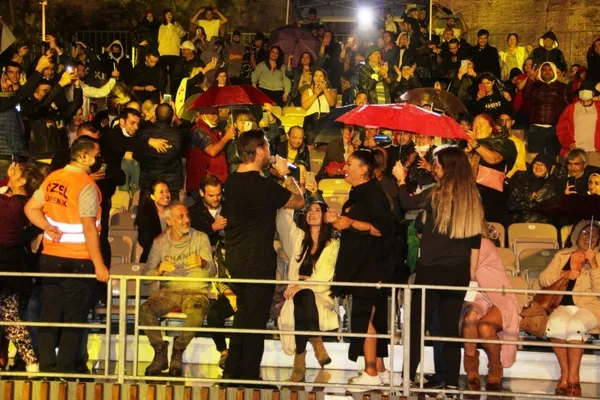 Sinan Akçıl, sahnedeyken Burcu Kıratlı’dan bebek istedi