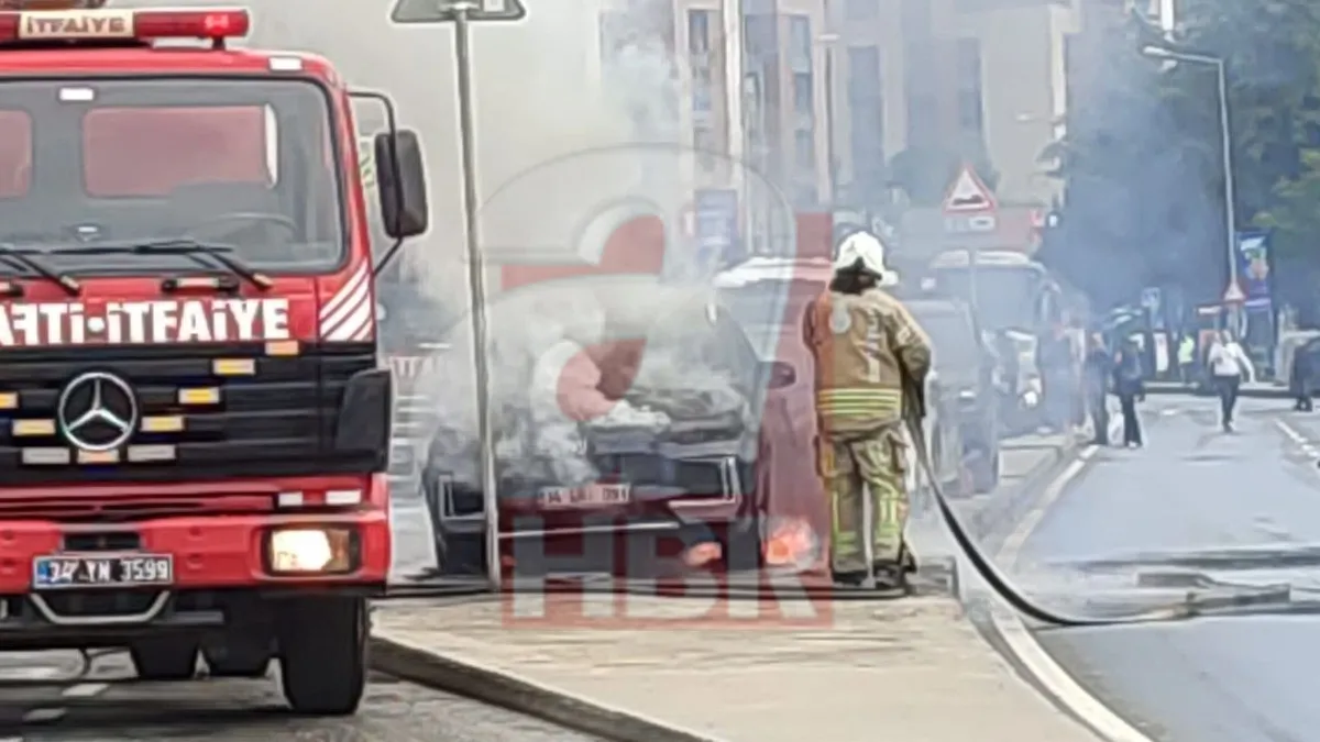 İstanbul Eyüpsultan'da korkutan yangın: Park halindeki elektrikli otomobil alev alev yandı! O anları ahaber.com.tr görüntüledi