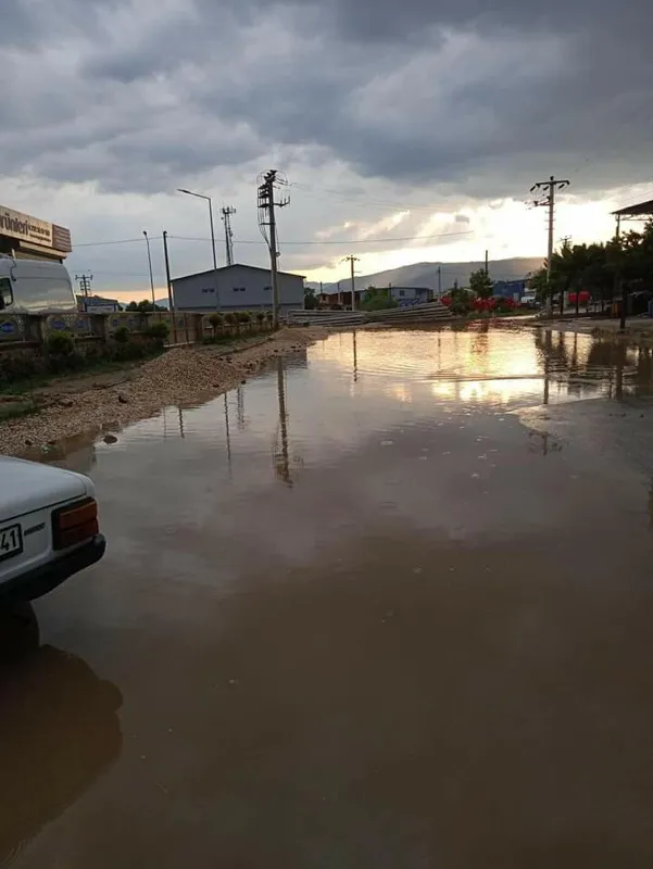 Son dakika: İzmir Ödemiş'i sağanak vurdu: Dere ve çaylar taştı! Araçlar sürüklendi - 3
