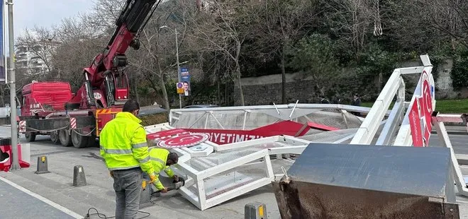 İstanbul Üsküdar’da vinç çarptı, demir platform yola devrildi