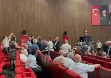 CHP Kocaeli toplantısında gergin anlar! Taraflar birbirine girdi: "Seni vururum" diyerek saldırdı