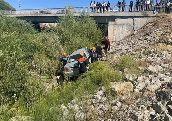 Sivas'ta otomobil dereye uçtu: Evli çift hayatını kaybetti