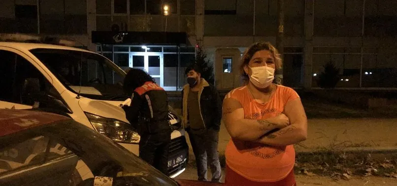Kısıtlamada sokağa çıktı! Cezayı yiyince gazetecilere tükürdü
