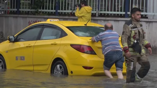 ankara-sular-altinda-mansur-yavas-kilicdaroglunun-izinde-faturayi-askiye-kesti-kendini-kurtaracagini-saniyor-1686764791700.jpg Sular altında kalan Ankara'da Mansur Yavaş faturayı ASKİ'ye kesti: Genel Müdürü görevden aldı-5