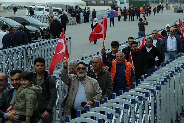 1683360796655.jpg Nikah sonrası TCG Anadolu ziyareti! Çiçeği burnunda çift: Unutulmaz bir anı olacak - 7