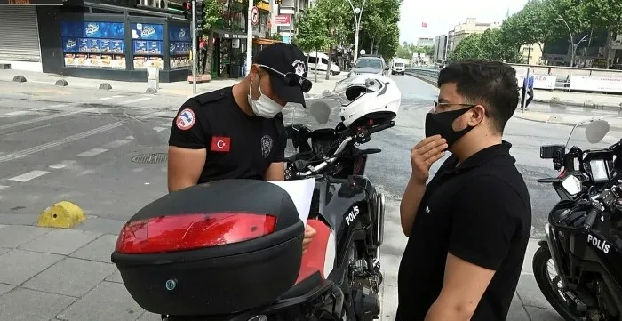 İstanbul’da izin kağıdı kontrol edilen vatandaş polisin üzerine yürüdü - 3