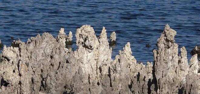 Van Gölü’nde sular çekildi! Peri bacaları gün yüzüne çıktı