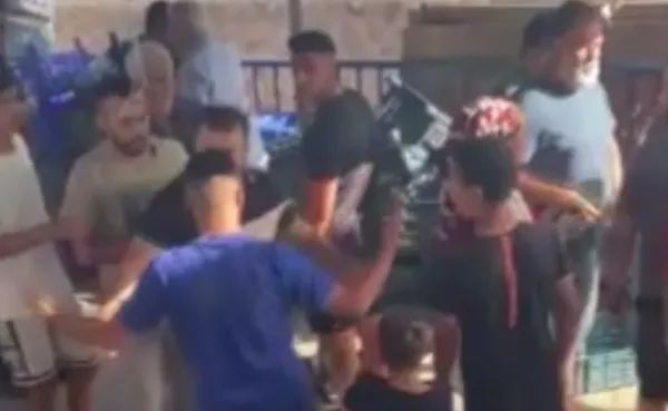 izmirde-pazarda-laf-atma-kavgasi-ortalik-birbirine-girdi-1662986770790.jpg İzmir’de pazarda laf atma kavgası! Ortalık birbirine girdi - 1